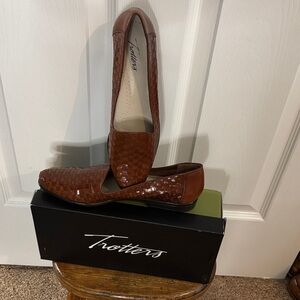New Trotters Women's Brown Woven Flats 8N